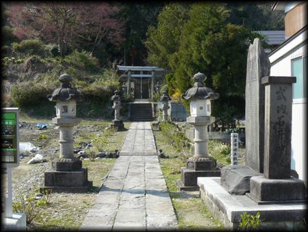 石井神社境内正面に設けられた石造社号標と石燈篭