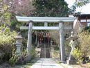 石井神社参道に設けられた石鳥居と石燈篭