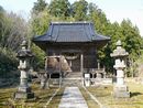 石井神社参道石畳みから見た拝殿と石燈篭