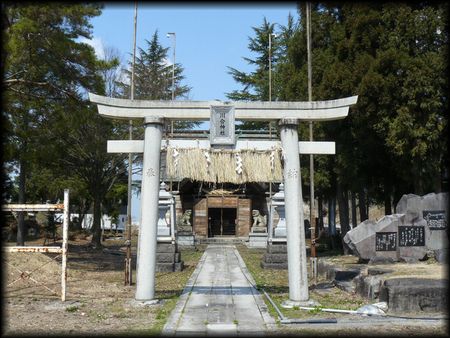 川合神社境内正面に設けられた石鳥居と石碑