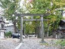 金峯神社参道に設けられた石鳥居と並木