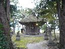 鞍掛神社参道の大木と石燈篭と石造狛犬