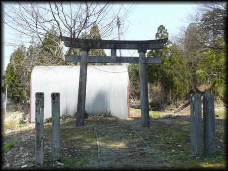 三宅神社（六日市町）境内正面に設けられた石鳥居