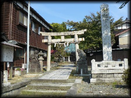 宇奈具志神社境内正面に設けられた石造社号標と石鳥居と石造狛犬