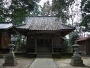 旦飯野神社参道から見た拝殿正面と石燈篭