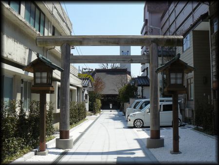 船江太神宮境内正面に設けられた木製鳥居と木製燈籠