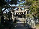 味方諏訪神社参道沿いに設けられた石鳥居と石造狛犬