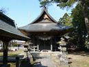 味方諏訪神社参道石畳から見た拝殿と石燈篭