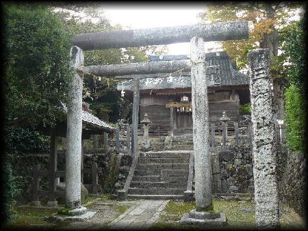 三根山神社境内正面に設けられた大鳥居と石造社号標