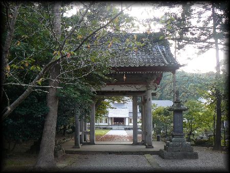 妙光寺境内正面に建立されている山門と石塔