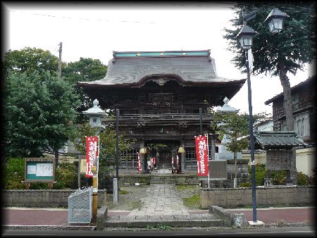 �΋����猩�����᎛�R��i�O��j�Ƃ��̑O�ɒu���ꂽ�Γ��U