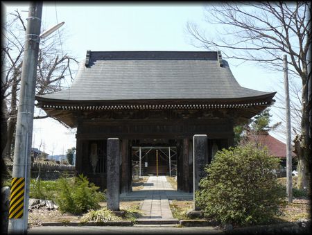 �^�����������ʂɐ݂���ꂽ�R��ƐΑ������W