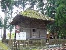 堀直政と縁がある魚沼神社境内に設けられている茅葺屋根の阿弥陀堂