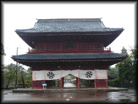 �{�����������ʂɐ݂���ꂽ�O��i��d�O��j