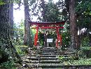 石動神社参道石段に設けられた朱塗りの鳥居と石燈篭