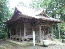 石動神社拝殿左斜め前方と水鉢
