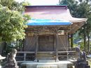 小布勢神社拝殿正面とその前に置かれた石造狛犬