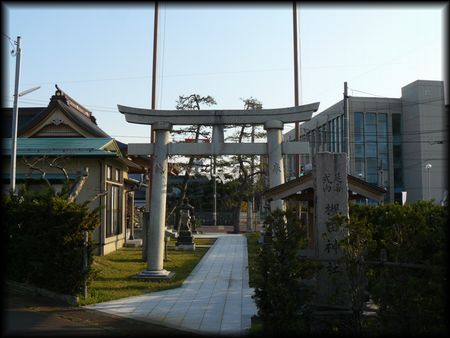 槻田神社（荒町）境内正面に設けられた石造社号標と石製鳥居