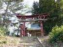 溝口宣直と縁がある古四王神社参道石段から見上げた木製鳥居