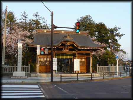 �z�K�_�Ћ������ʂɐ݂���ꂽ�Č����ꂽ�_��i���g��j�ƐΑ��Ѝ��W