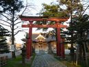 溝口重雄と縁がある諏訪神社参道石畳みから見た拝殿と石造狛犬