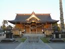 溝口重雄と縁がある諏訪神社参道石畳み沿いに設けられている朱塗りの鳥居と石燈篭