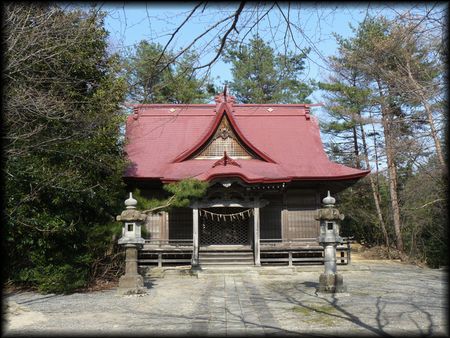 豊田神社境内石畳みから撮影した拝殿正面と石燈籠