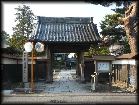 �������������ʂɐ݂���ꂽ�R��ƐΑ������W