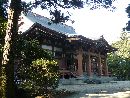乙宝寺の本堂斜め前方