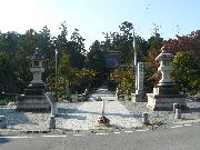 乙宝寺の境内正面の石灯篭と寺号標