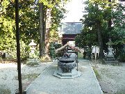 乙宝寺の参道中央に設置されている常香炉