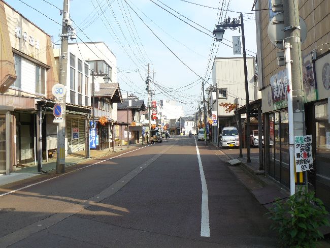 ���s�������E������