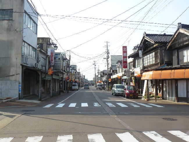 ���s�������E������