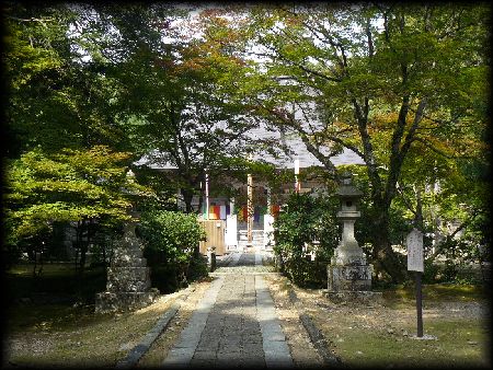 国上寺参道石畳みから見た本堂（阿弥陀堂）と石燈篭