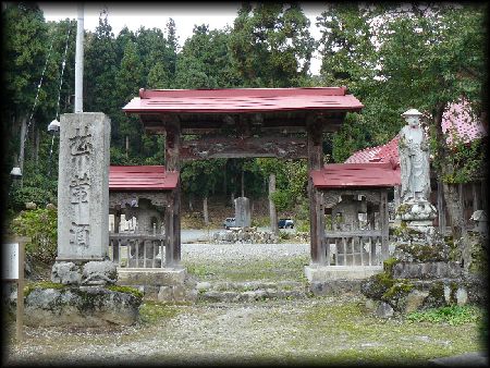 西福寺境内正面に設けられた山門（赤門）と石造戒壇石（禁葷酒）と火除け地蔵