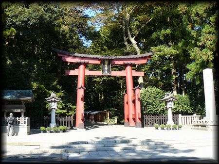 弥彦神社の境内正面に設けられた一の鳥居と石造社号標