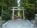 堀直政と縁がある弥彦神社参道石段から見る二の鳥居