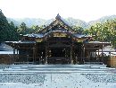 堀直政と縁がある弥彦神社境内から見る拝殿正面と背後の弥彦山
